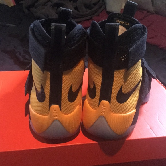 LEBRON SOLDIER 10 (GS) - Black/Gold Size: 5.5Y - Picture 3 of 5